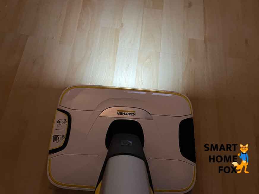 Man sieht den Kärcher FC 7 mit seinem Licht am Putzmodul. 